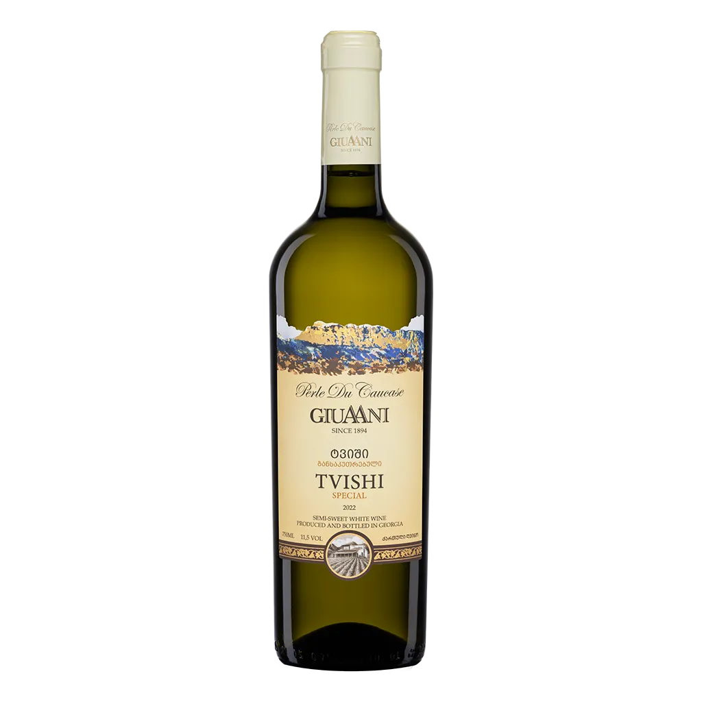 Flasche Giuaani Tvishi Special 2022 – ein halbsüßer georgischer Weißwein mit elegantem Etikett und alpiner Landschaft im Hintergrund.