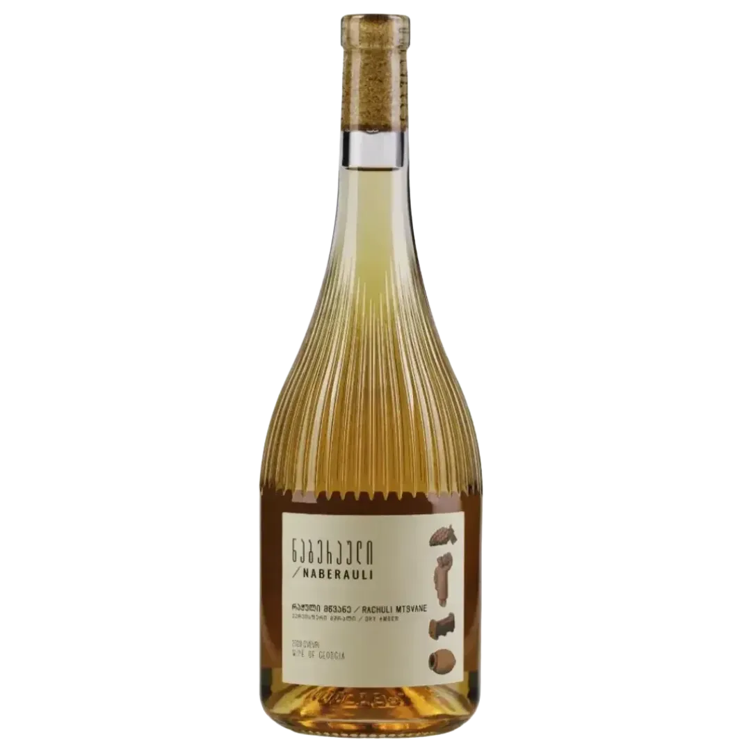 Eine Flasche bernsteinfarbener Wein von Naberauli Rachuli Mtsvane in einer einzigartigen gerippten Glasflasche, mit Korkverschluss und einem Etikett in georgianischer Schrift und Traubenillustrationen.