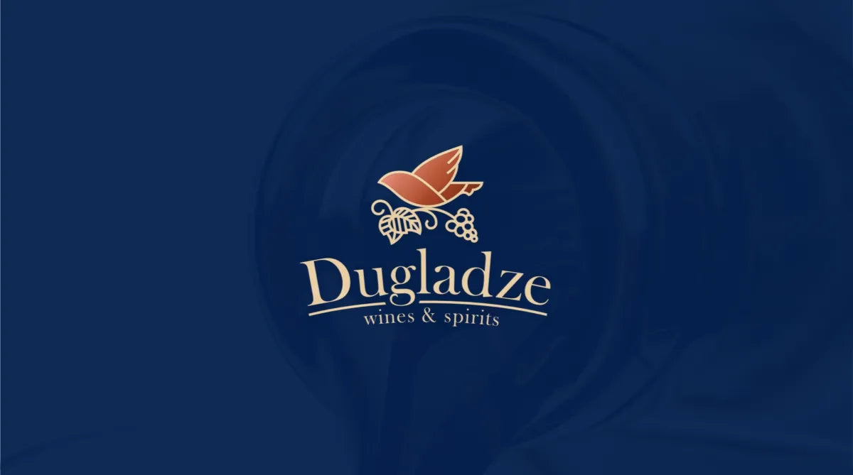 Logo von Dugladze Wines & Spirits auf dunkelblauem Hintergrund – ein renommiertes georgisches Weingut, bekannt für hochwertige Weine und Spirituosen.