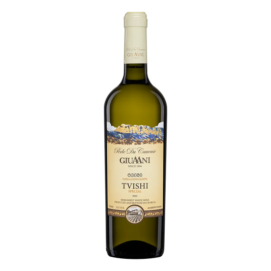 Flasche Giuaani Tvishi Special 2022 – ein halbsüßer georgischer Weißwein mit elegantem Etikett und alpiner Landschaft im Hintergrund.