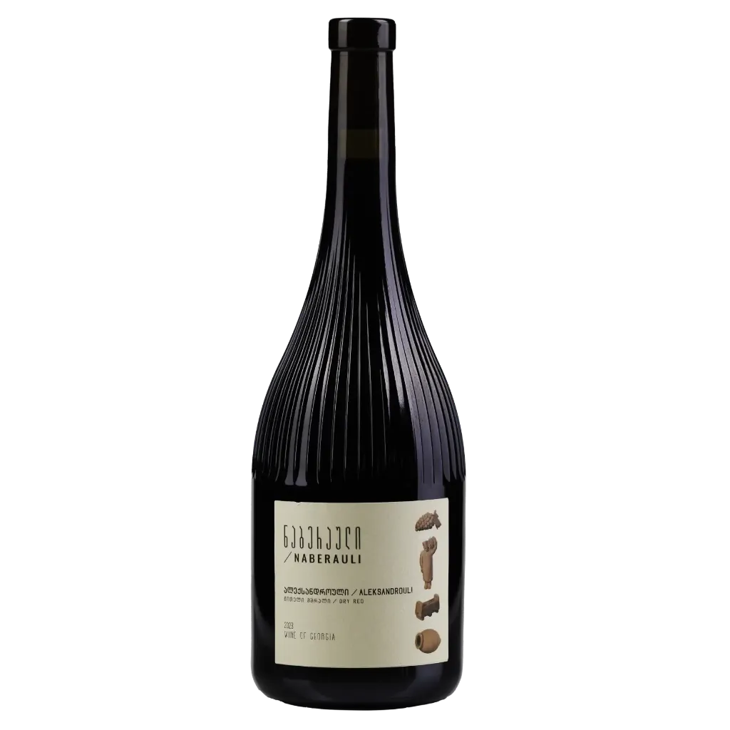 Flasche georgischen Rotweins "Naberauli Aleksandrouli" mit elegantem, geriffelten Design. Das Etikett zeigt georgische Schrift, den Namen der Rebsorte und traditionelle Qvevri-Tonkrüge.