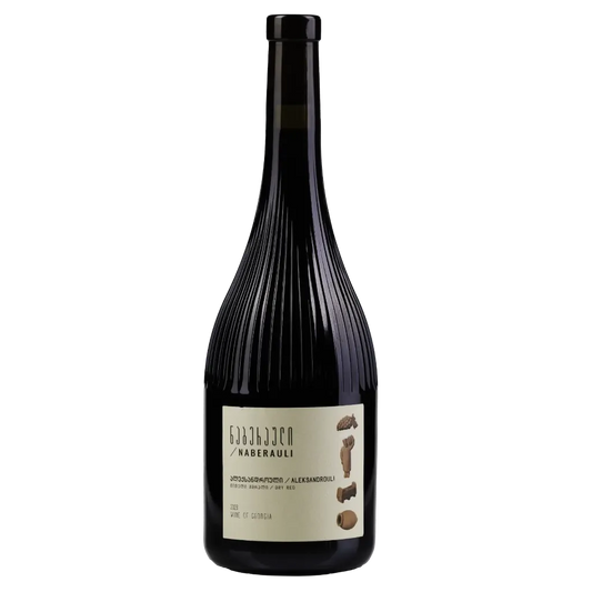 Flasche georgischen Rotweins "Naberauli Aleksandrouli" mit elegantem, geriffelten Design. Das Etikett zeigt georgische Schrift, den Namen der Rebsorte und traditionelle Qvevri-Tonkrüge.
