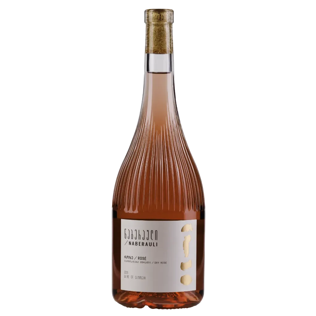 Elegante Flasche georgischer Roséwein Naberauli Rosé mit stilvollem, geriffelten Design. Das Etikett zeigt den Namen der Rebsorte, georgische Schriftzeichen und traditionelle Qvevri-Tonkrüge, die für die georgische Weinherstellung charakteristisch sind. ​