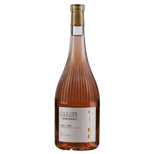Elegante Flasche georgischer Roséwein Naberauli Rosé mit stilvollem, geriffelten Design. Das Etikett zeigt den Namen der Rebsorte, georgische Schriftzeichen und traditionelle Qvevri-Tonkrüge, die für die georgische Weinherstellung charakteristisch sind. ​