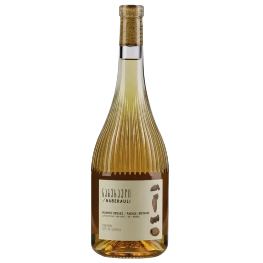 Eine Flasche bernsteinfarbener Wein von Naberauli Rachuli Mtsvane in einer einzigartigen gerippten Glasflasche, mit Korkverschluss und einem Etikett in georgianischer Schrift und Traubenillustrationen.
