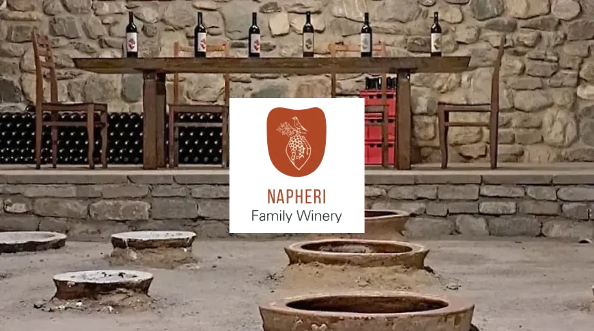 Napheri Family Winery in Georgien mit traditionellen Qvevri-Tongefäßen im Weinkeller und rustikalem Ambiente – ein familiengeführtes Weingut mit Fokus auf georgische Weintradition.