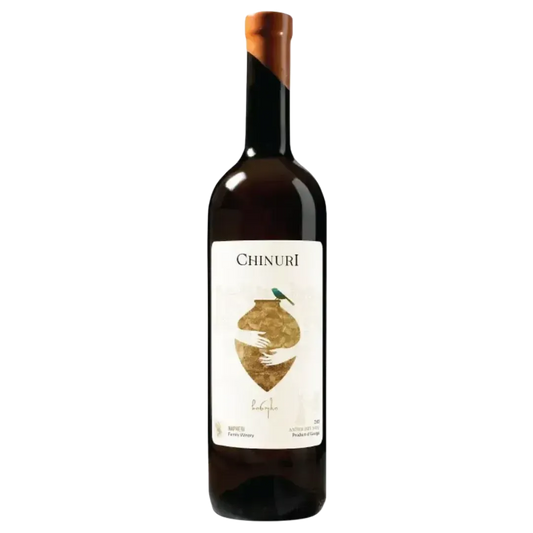 Eine Flasche Napheri Chinuri Amberwein mit braunem Glas, einer kunstvollen Etikette mit einer goldfarbenen Amphore und einer dezenten Wachssiegelung.