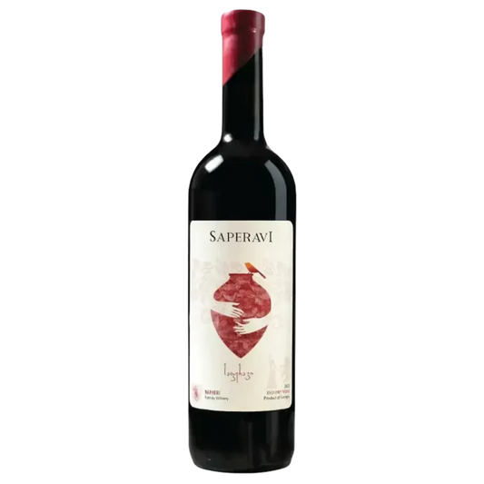 Eine Flasche Napheri Saperavi Rotwein mit dunklem Glas, einer eleganten Etikette mit einer roten Amphoren-Illustration und einem mit Wachs versiegelten Korkverschluss.