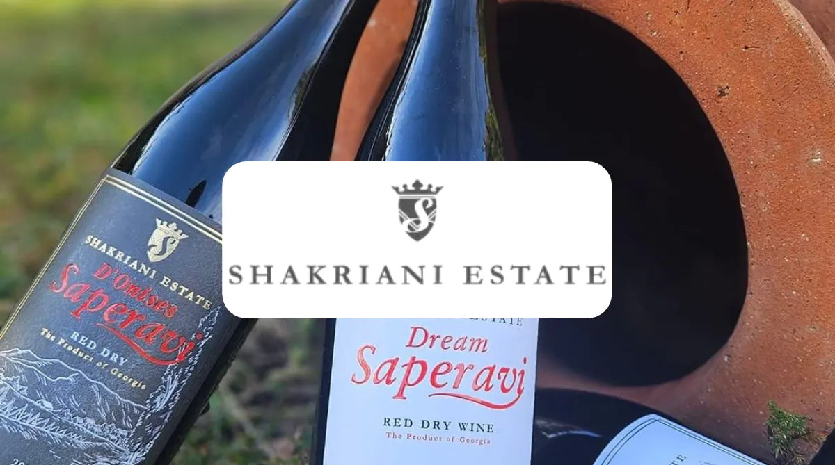 Shakriani Estate Weinflaschen mit Saperavi-Wein, präsentiert neben einem traditionellen georgischen Qvevri – ein Weingut, das hochwertige georgische Weine produziert.