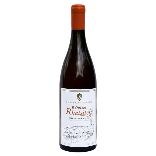 Eine Flasche Shakriani Estate D'Onises Rkatsiteli Amber Dry Wine, Jahrgang 2022, mit einem weißen Etikett mit einer Abbildung von Bergen und einer Kirche.